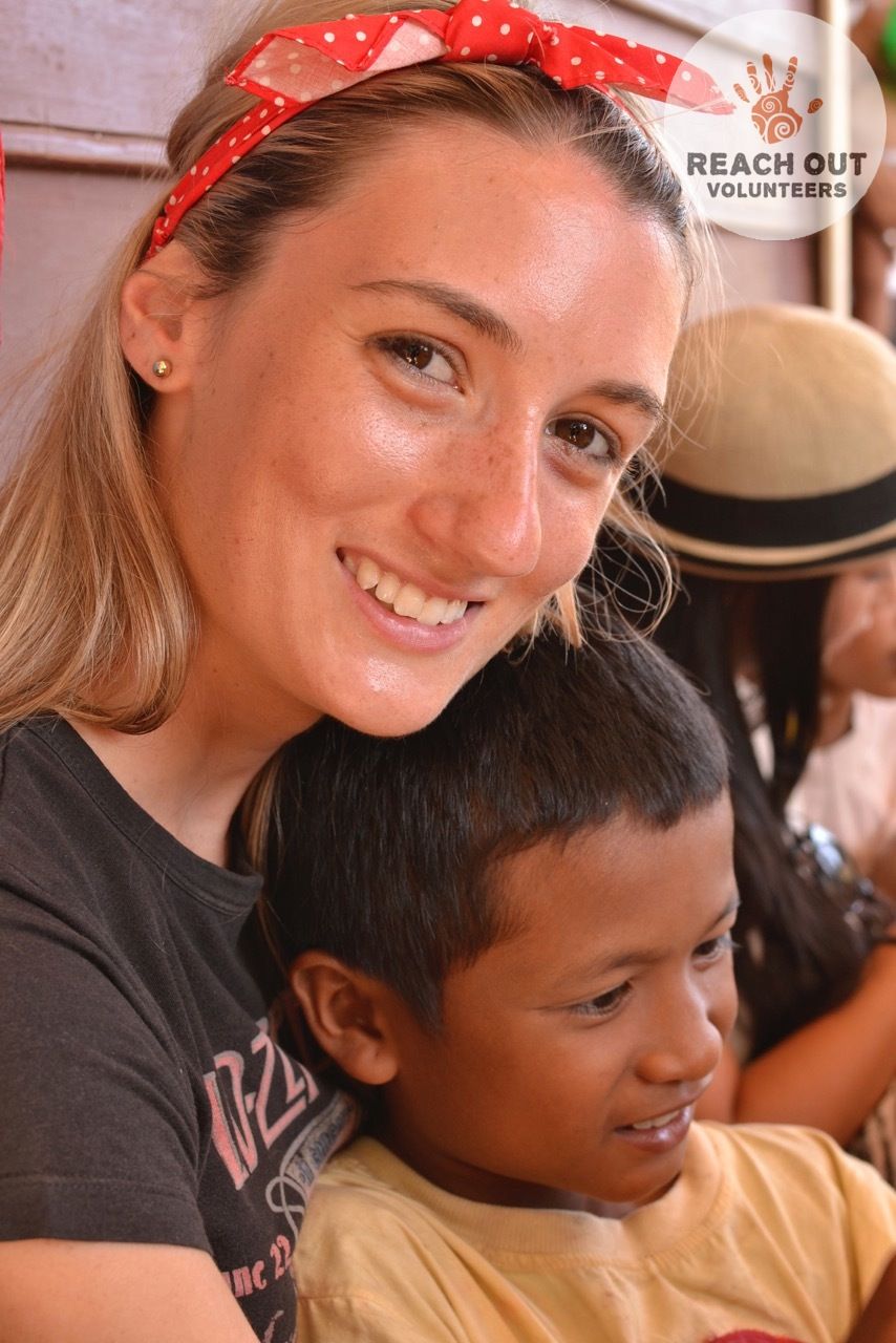 volunteer with children on volunteer asia africa south america reach out volunteers volunteer africa south america