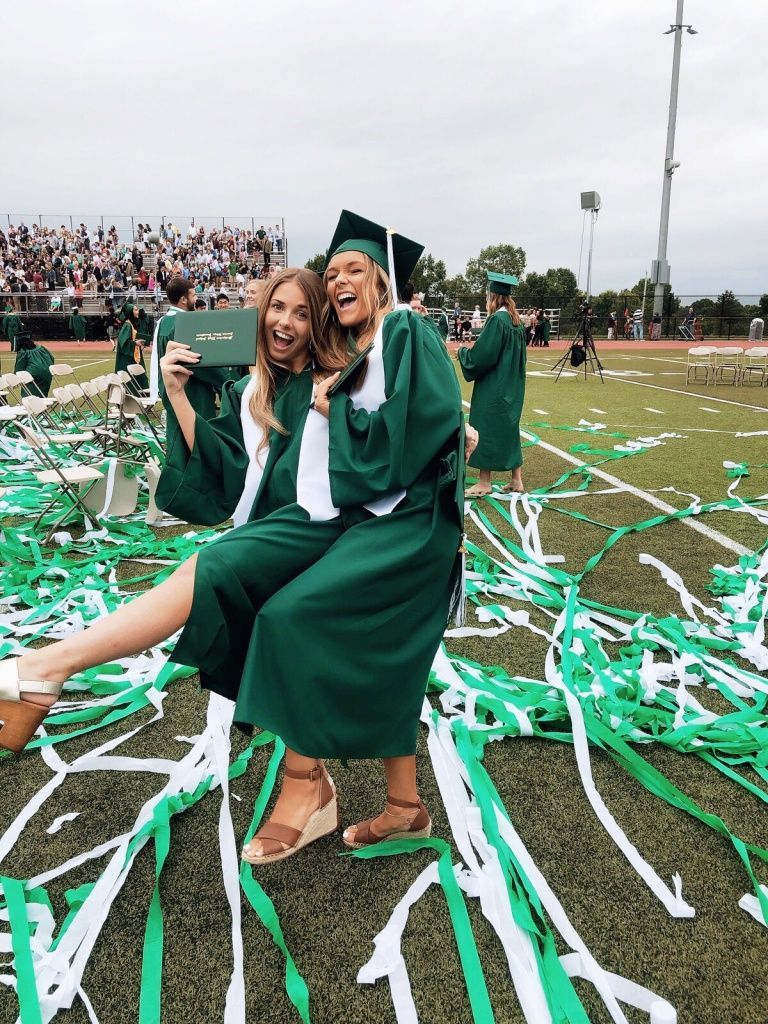 graduation friends abschluss abschlussfeier graduation picture poses high school graduation pictures grad photoshoot graduating high school on graduation friends abschluss abschlussfeier graduation picture poses high school graduation pictures grad photoshoot