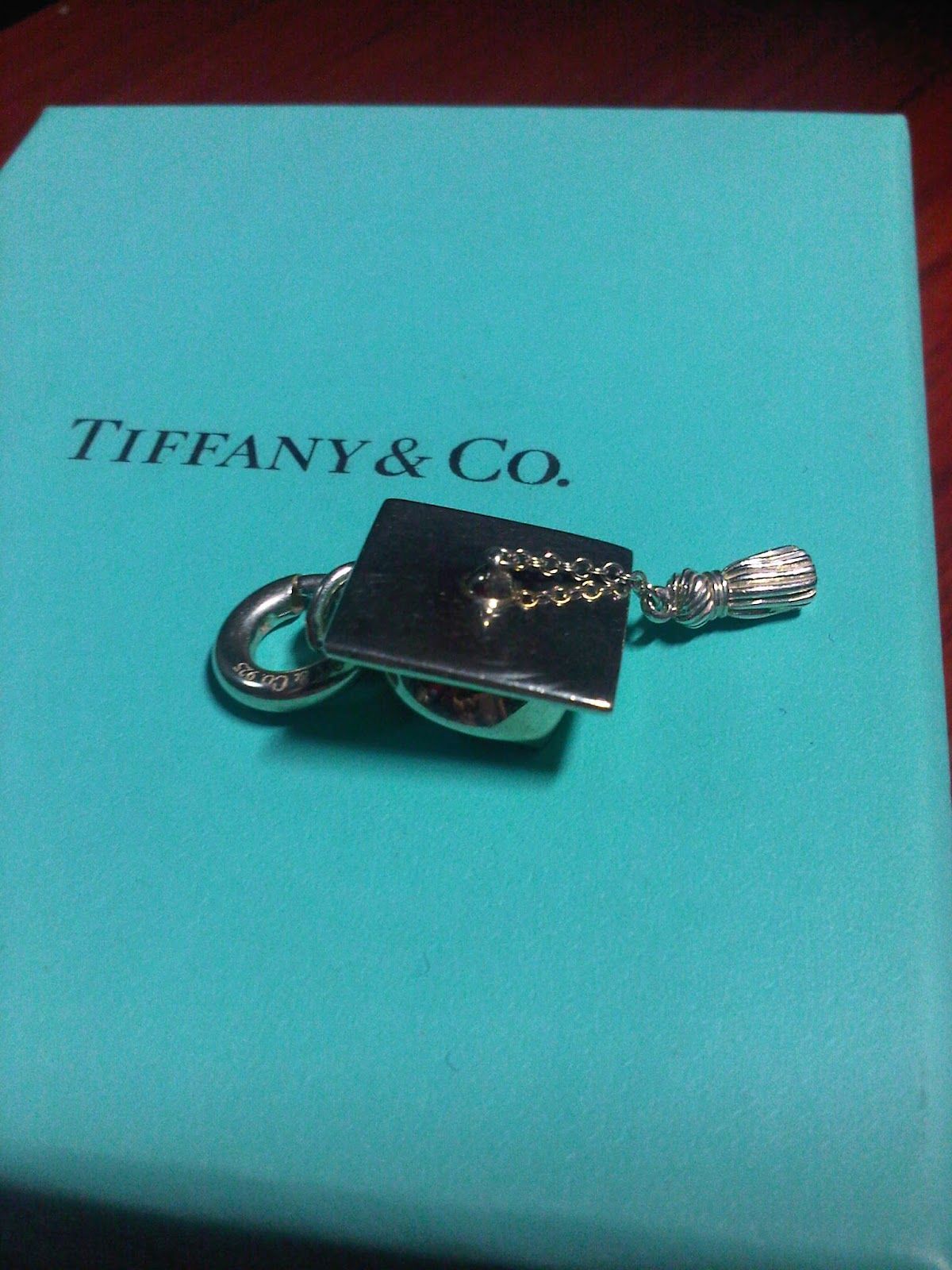 college graduation presents on these are some of the graduation gifts i got i love all of them estos son algunos graduation gifts personalized graduation gifts college graduation gifts