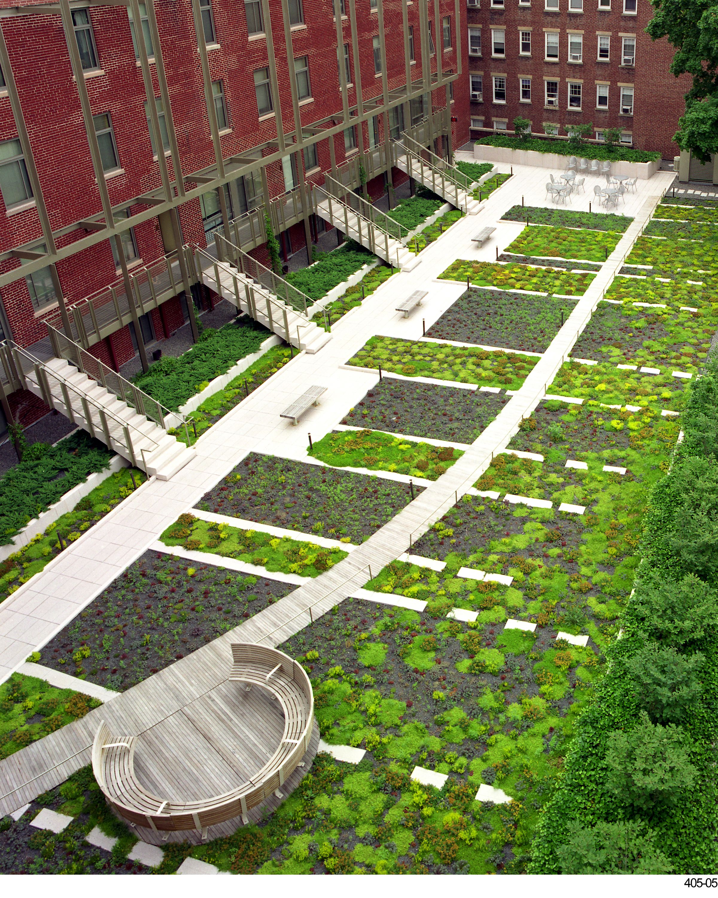 housing for graduate students on harvard graduate student housing at 29 garden street cambridge ma this photograph showing the final installation of the roof architectuur ontwerpideeen tuin