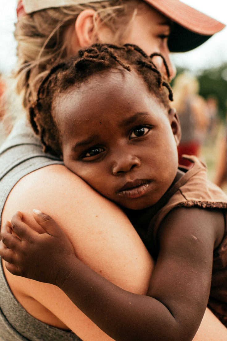 volunteer with children on barcelona bcn volunteering blog voluntariado ong ngo people help animals children v frases de solidaridad misiones cristianas emprendimiento social